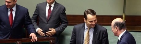 Bez inwokacji. Byli, jedli, pili służbowo. Ale na czyjej są służbie?