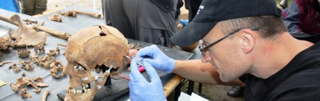 "Komuniści blokują pomordowanych patriotów"