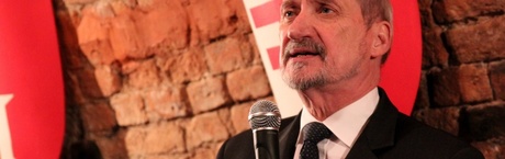 Macierewicz: Komorowski chce przejąć PO