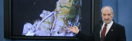 Macierewicz: Salonka prezydenta została rozerwana w powietrzu.