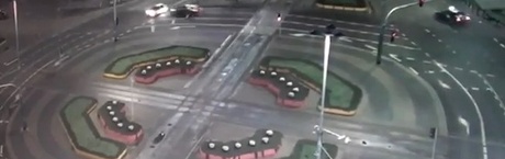 Mercedes w przejściu podziemnym, czyli kto komu skoczy?!