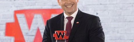 Prezydent Karol Nawrocki ze statuetką Człowieka Wolności tygodnika „Sieci”