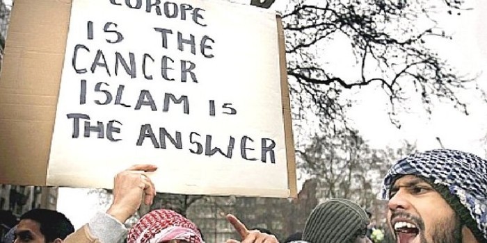 "Islam to koń trojański w Europie"