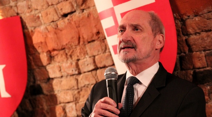 Macierewicz: Komorowski chce przejąć PO Macierewicz: Komorowski chce przejąć PO