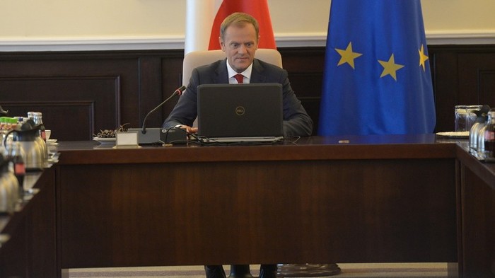 Tusk adaptuje teorie spiskowe