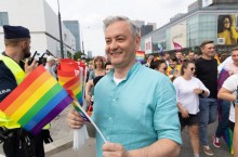 Lewica chce wyrzucić Biedronia! „Ostatnia kadencja gejów podróżników”