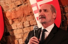 Macierewicz: Komorowski chce przejąć PO