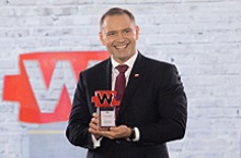 Prezydent Karol Nawrocki ze statuetką Człowieka Wolności tygodnika „Sieci”