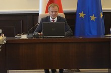 Tusk adaptuje teorie spiskowe