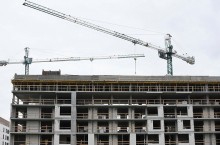 Znany deweloper twierdzi, że nie chce pieniędzy od państwa. A co robi naprawdę? Setki milionów dla Arche Władysława Grochowskiego